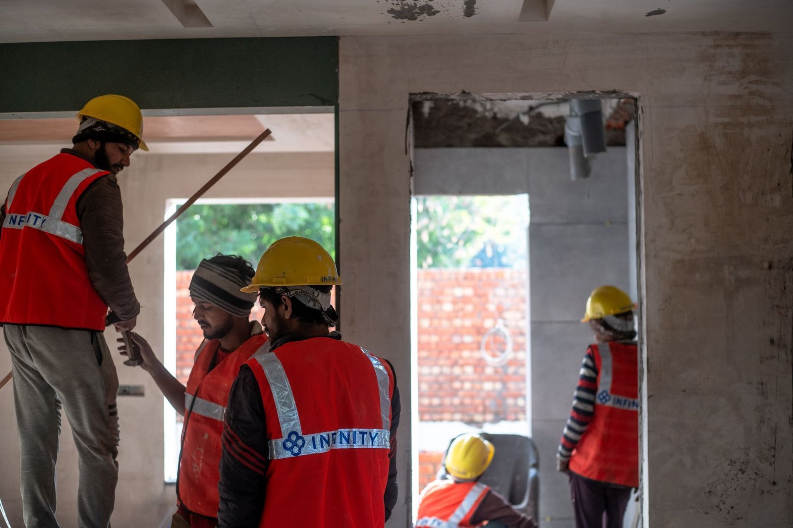 Trad]e-tested African construction workers and technical service technicians for overseas deployment